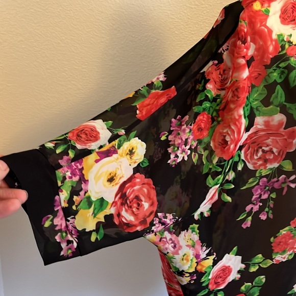 Viamor Flowered Cape - Picture 3 of 6